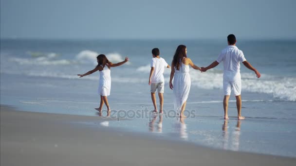 Familj promenader på stranden — Stockvideo