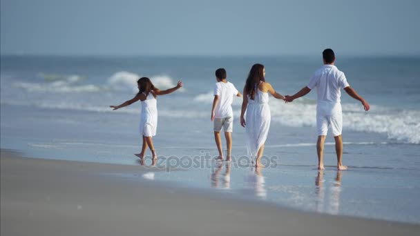 Familie geht am Strand spazieren — Stockvideo