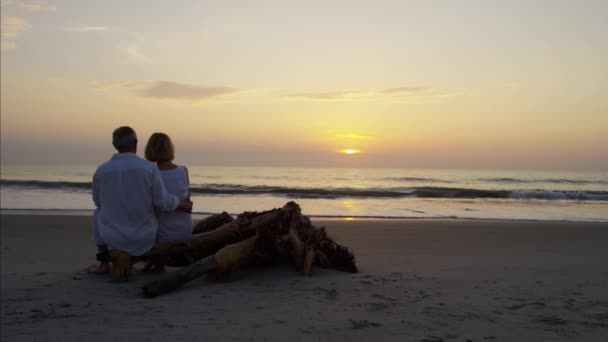 Пара розслабляється на пляжі — стокове відео