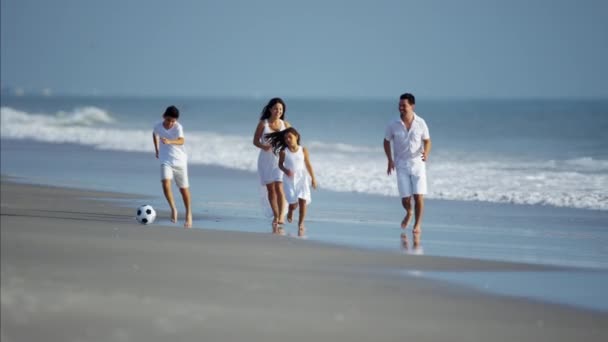 Niños con padres jugando con pelota — Vídeos de Stock