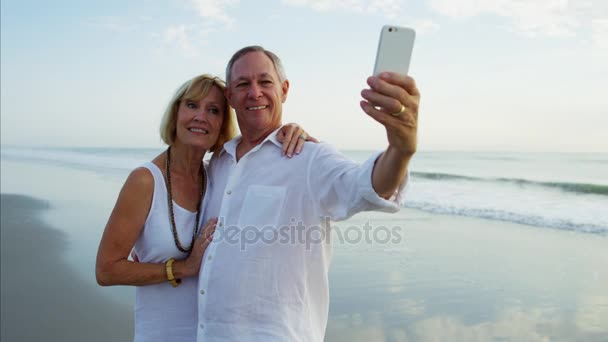 Couple prenant selfie — Video