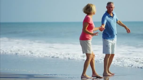 Casal relaxante na praia — Vídeo de Stock