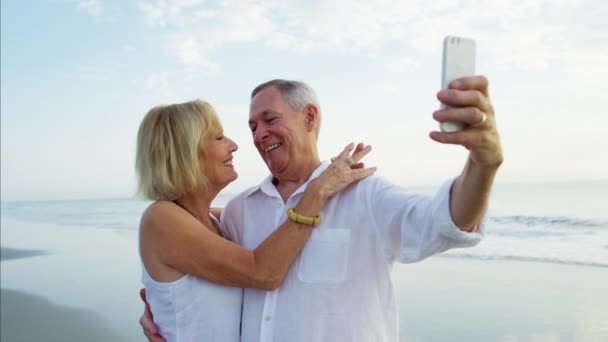 Pareja divertirse tomando selfie — Vídeos de Stock