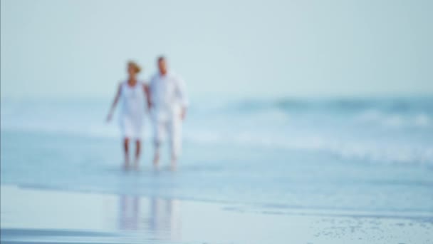 Casal andando na praia — Vídeo de Stock