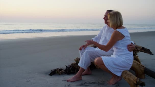 Seniorer på stranden solnedgang – Stock-video