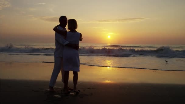 Personas mayores bailando en la playa — Vídeos de Stock
