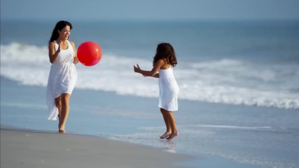 Мати і дівчина розважаються з м'ячем — стокове відео