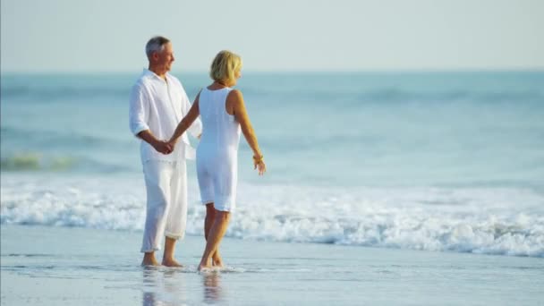 Casal desfrutando de ondas na praia — Vídeo de Stock