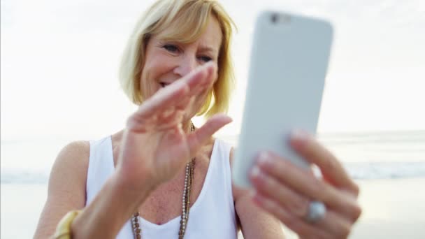 Souriant féminin pour le journal vidéo — Video