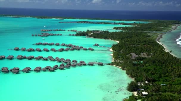 Bungalows sobre el agua en resort — Vídeos de Stock