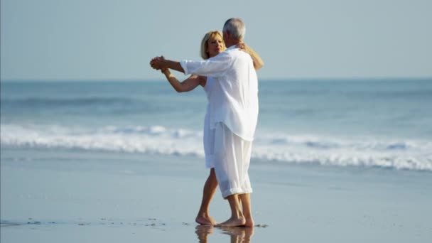 Paar dansen op het strand — Stockvideo