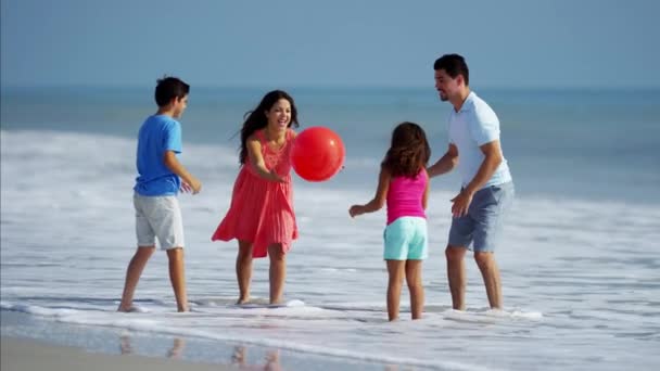 Familia jugando con pelota — Vídeos de Stock