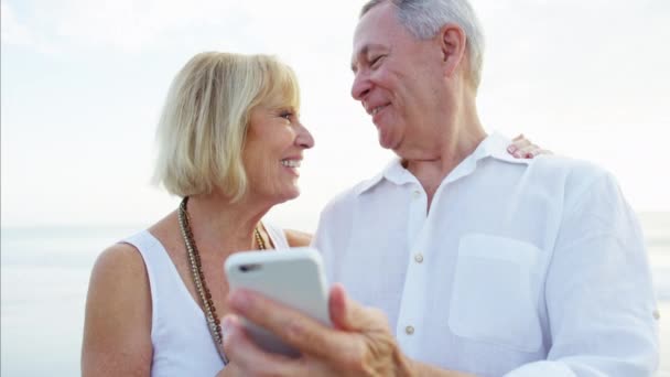 Seniorer med hjälp av smartphone — Stockvideo