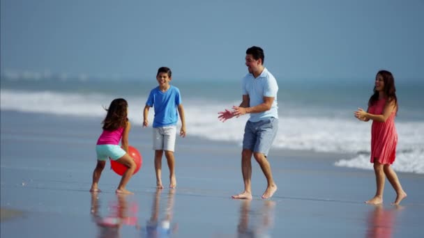 Familie spielt mit Ball — Stockvideo