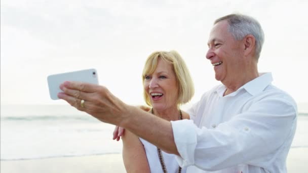 Senioren machen Selfie mit Handy — Stockvideo