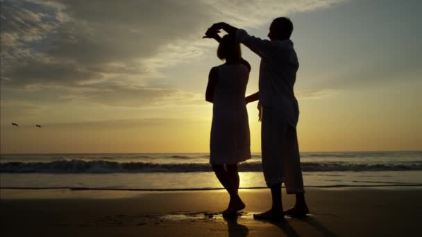 Пара танцев на пляже — стоковое видео