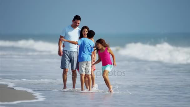 Kinder entspannen mit Eltern am Meer — Stockvideo