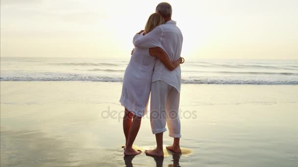 Пара, разделяющая поцелуй на пляже — стоковое видео