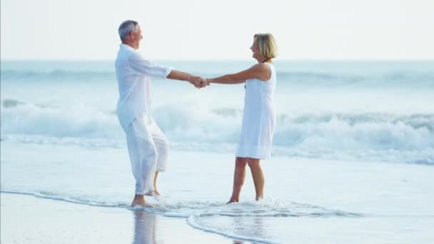 Paar die plezier hebben op het strand — Stockvideo