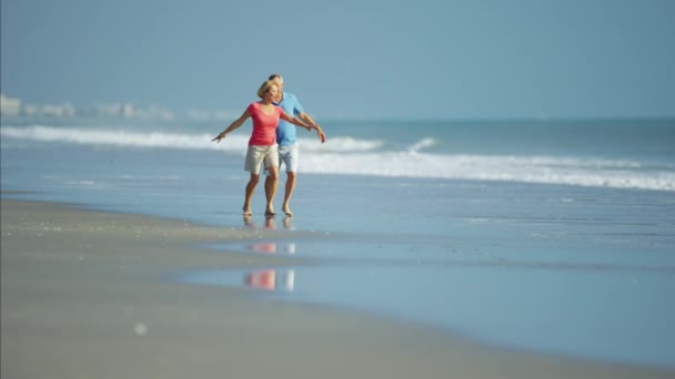 Pár séta a strandon — Stock videók