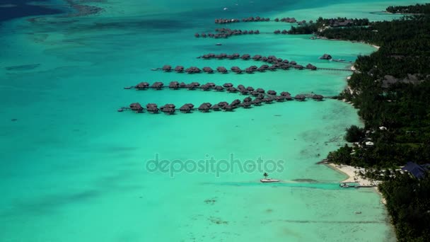 Bungalows sobre el agua en resort — Vídeos de Stock