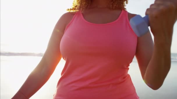 女性使用重量训练 — 图库视频影像