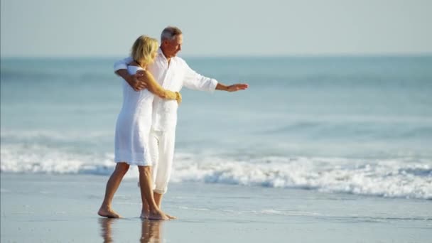 Casal desfrutando de ondas na praia — Vídeo de Stock