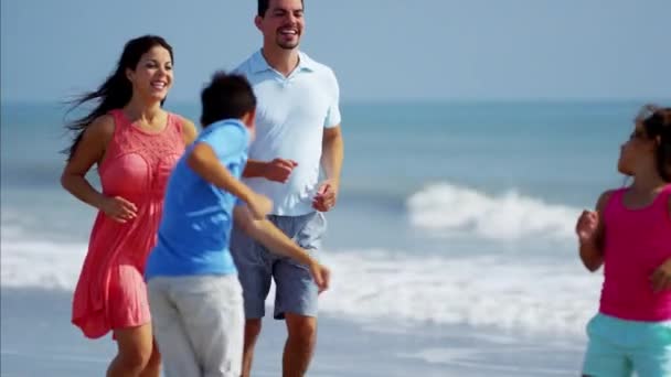 Familia pasar tiempo junto al océano — Vídeo de stock