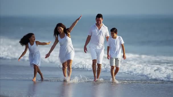 Familie geht am Strand spazieren — Stockvideo