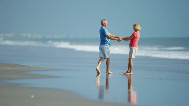 Personas mayores caminando en la playa — Vídeos de Stock