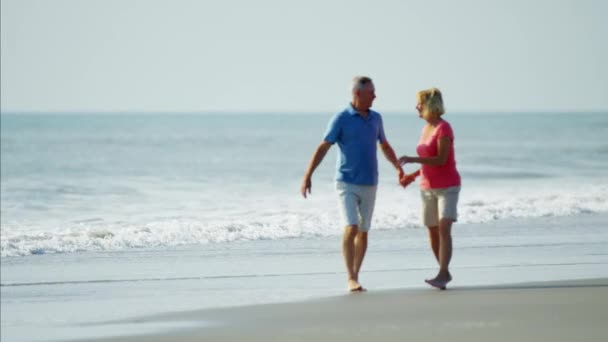 Paar lopen naast de Oceaan — Stockvideo