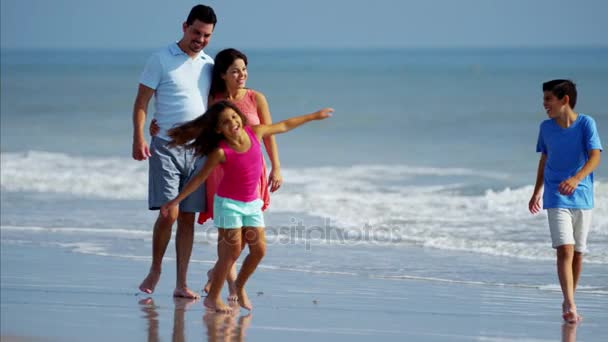 Familia caminando por la playa — Vídeos de Stock