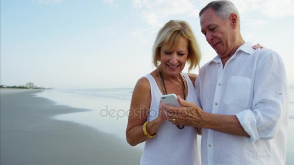 Пожилые люди, использующие мобильный телефон — стоковое видео