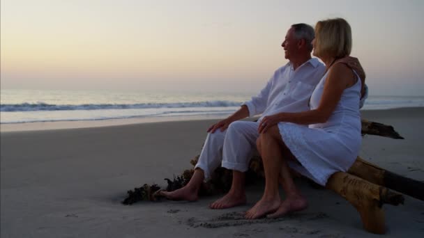 Paar am Strand bei Sonnenaufgang — Stockvideo