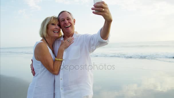 Ζευγάρι λαμβάνοντας selfie — Αρχείο Βίντεο