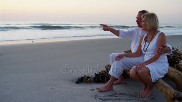 Casal na praia ao nascer do sol — Vídeo de Stock