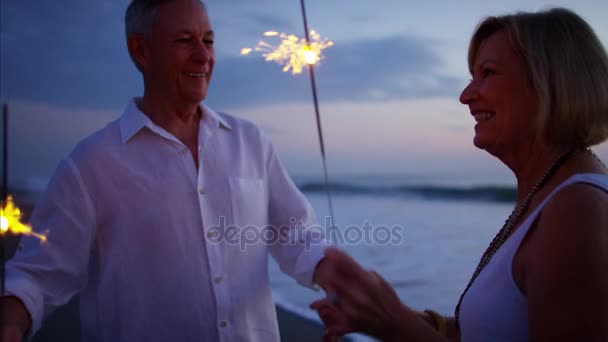 Casal se divertindo com sparklers — Vídeo de Stock