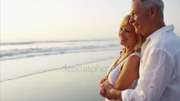 Paar ontspannen op het strand — Stockvideo