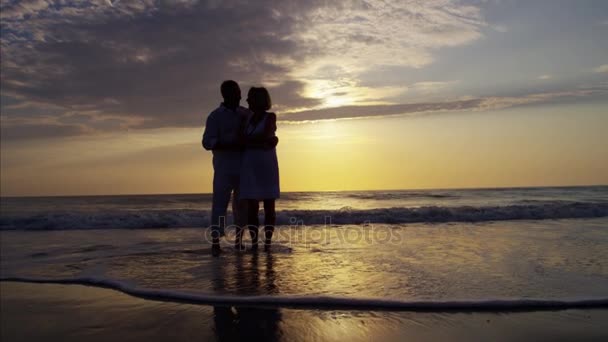 Casal dançando na praia — Vídeo de Stock