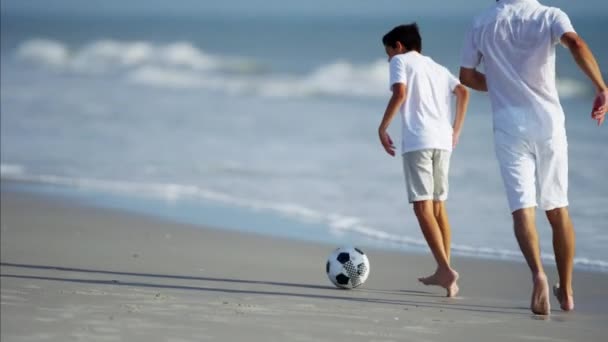 Padre e hijo jugando con pelota de fútbol — Vídeos de Stock