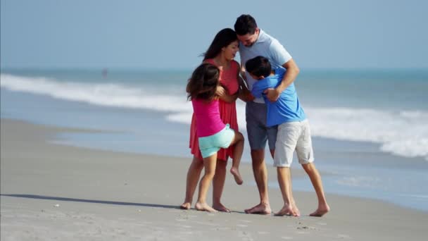 Padres disfrutando del tiempo con niños — Vídeos de Stock