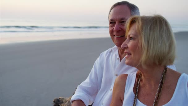 Para relaksująca się na plaży — Wideo stockowe