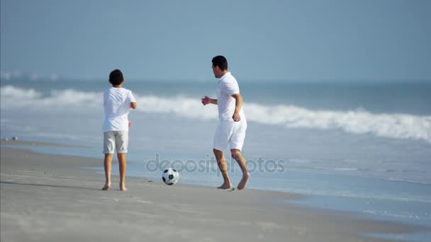 Padre e hijo jugando con pelota de fútbol — Vídeos de Stock