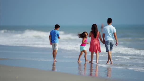 Kinderen genieten van tijd met ouders — Stockvideo