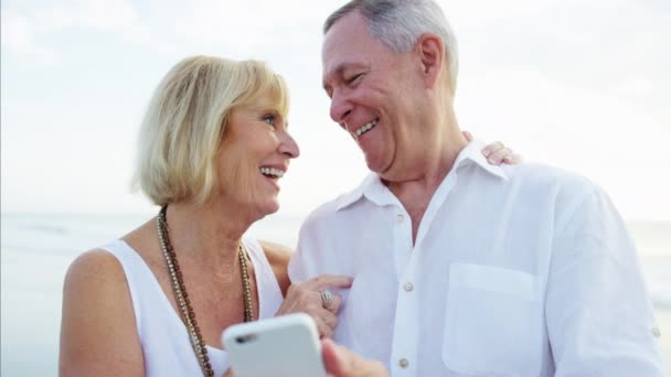 Pareja tomando selfie — Vídeos de Stock