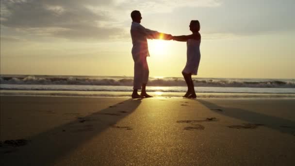 Par dansar på stranden — Stockvideo