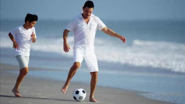 Padre e hijo jugando con pelota de fútbol — Vídeos de Stock