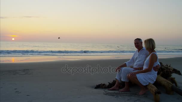 Couple sur la plage au lever du soleil — Video