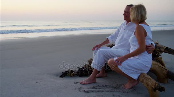 Senioren op het strand bij zonsopgang — Stockvideo