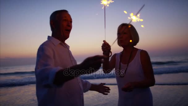 Paar genießt Sonnenuntergang mit Wunderkerzen — Stockvideo